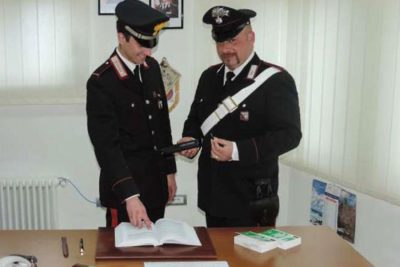 I Carabinieri con lo storditore elettrico sequestrato