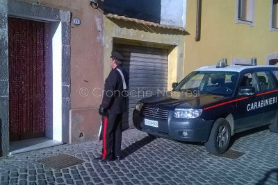 Sagama, i Carabinieri davanti al negozio dove è avvenuto il furto