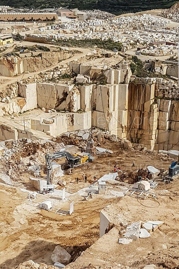Orosei, incidente sul lavoro in una cava di marmo: grave un operaio 42enne di Galtellì