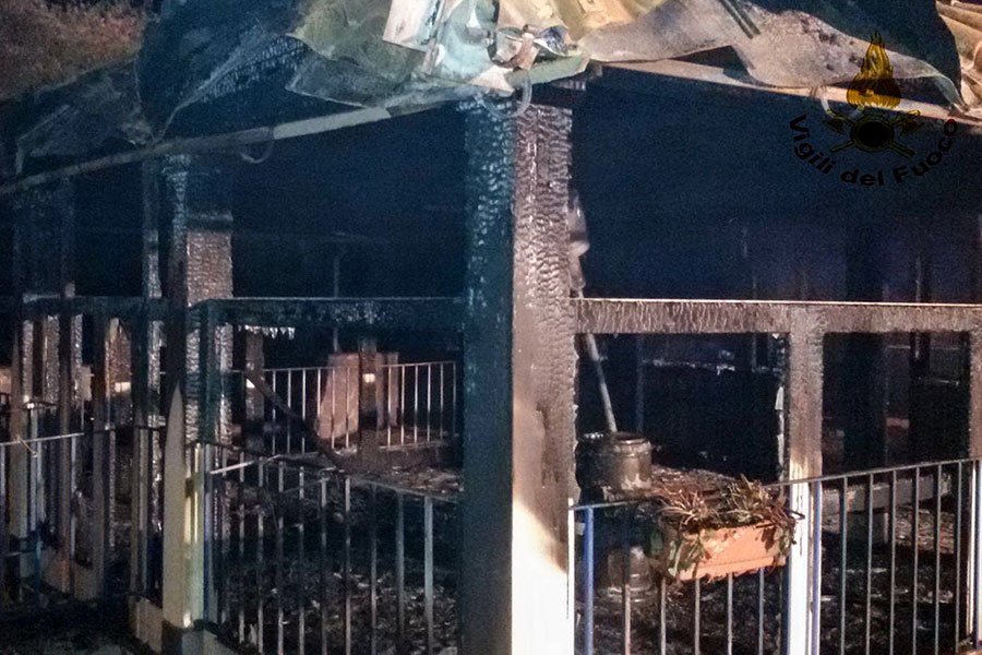 Chiosco bar in fiamme nella notte