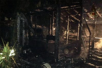I resti del chiosco dato alle fiamme nella notte a Girasole