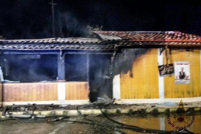 I resti del chiosco bruciato nella notte a Girasole
