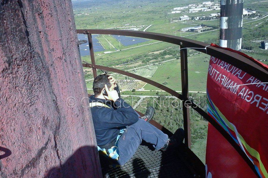 Prima notte a 180 metri di altezza per i due operai di Ottana
