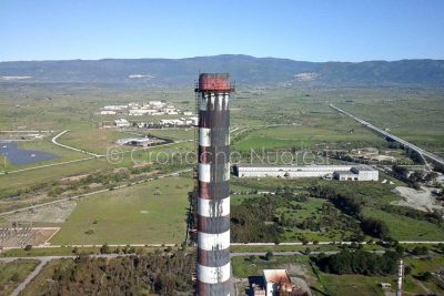 Ottana, operai protestano a 180 metri d'altezza contro la messa in cassa integrazione