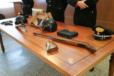 Le armi sequestrate dopo la rapina alla tabaccheria di Macomer