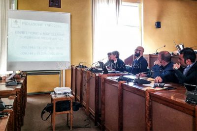 La conferenza stampa sulla riduzione di TARI e TASI (foto Cronache Nuoresi)