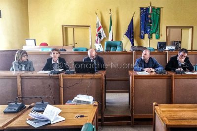 La conferenza stampa sulla riduzione di TARI e TASI (foto Cronache Nuoresi)