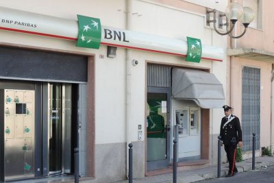 Carabinieri davanti a una anca di Macomer