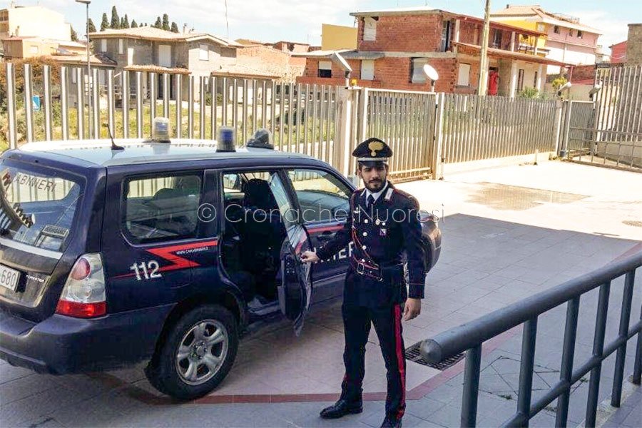 Fermato mentre guida con patente revocata e auto non assicurata si dà ripetutamente alla fuga e aggredisce i Carabinieri: arrestato
