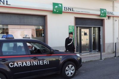 Carabinieri davanti a una anca di Macomer