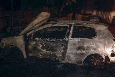 La Volkswagen Golf incendiata questa notte a Oliena