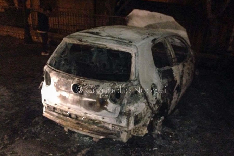 In fiamme nella notte la VW Golf di un autista del 118 di Nuoro