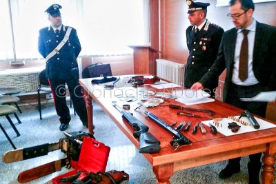 I Carabinieri con le armi e la refurtiva recuperata (foto Cronache Nuoresi)