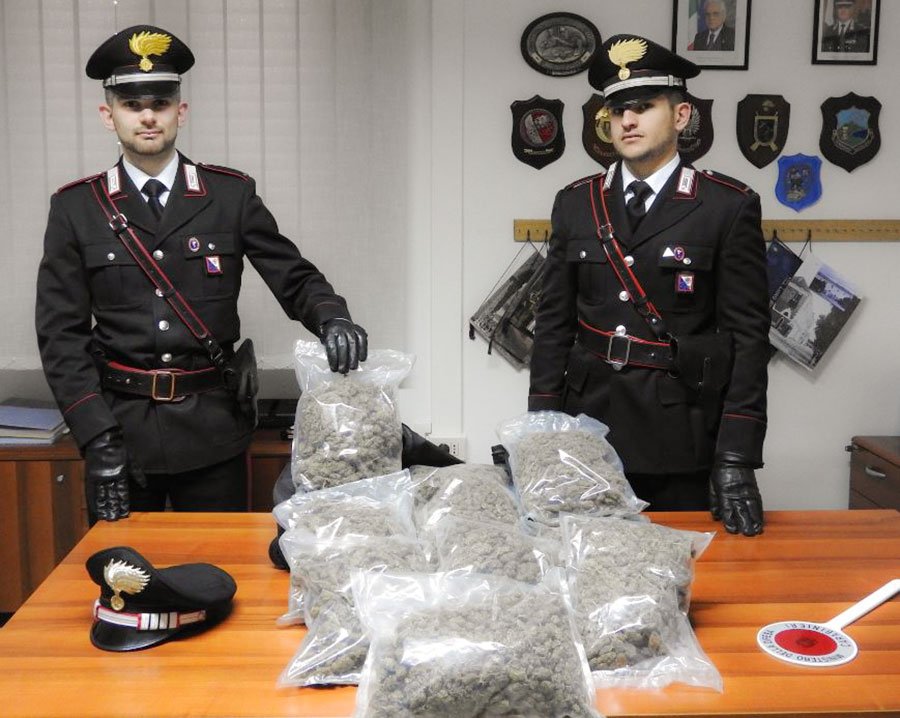In auto con 5 chili di marijuana, non si ferma all’alt dei Carabinieri e riesce a fuggire