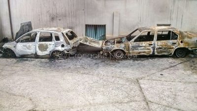 Le due auto date alle fiamme a Orotelli