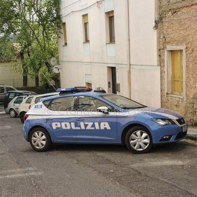 La Polizia nella zona dello sfratto (foto Cronache Nuoresi)