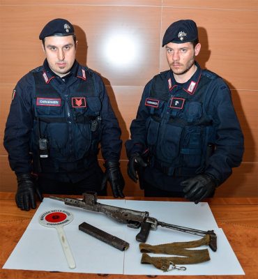 L'arma da guerra sequestrata dai Carabinieri