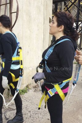Le operaie nel momento in cui si accingono a salire sulla Ciminiera