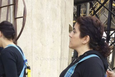 Le operaie nel momento in cui si accingono a salire sulla Ciminiera