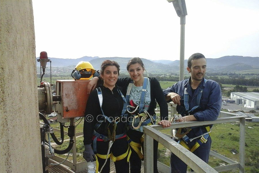 Ottana Energia. Protesta a quota 180 metri: scendono gli operai, su due operaie