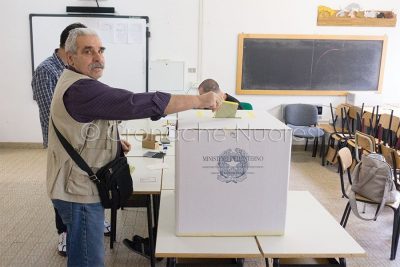 Nuoro, un momento del voto per il Referendum (foto S.Novellu)