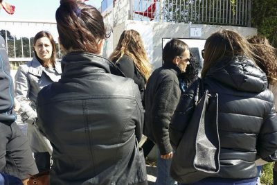 Operai di Idea Motore in presidio davanti allo stabile della produzione