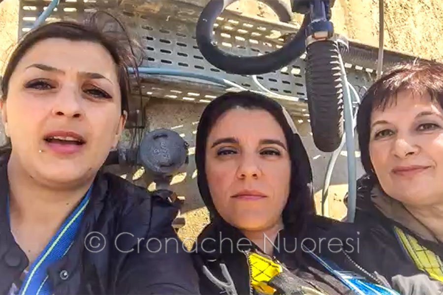 Protesta Ottana Energia. Le operaie sulla ciminiera diventano tre