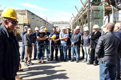 Ottana. L'incontro prima di salire sulla ciminiera per protesta (foto Cronache Nuoresi)