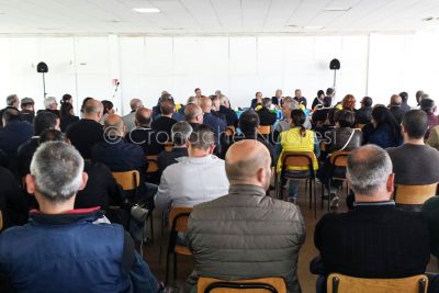 Ottana, un momento dell'assemblea dei lavoratori con sindacati e amministratori