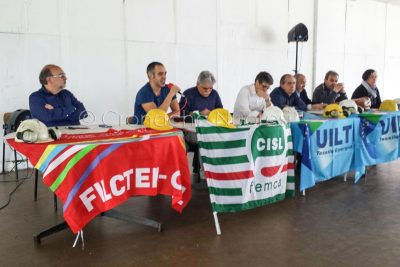 Ottana, un momento dell'assemblea dei lavoratori con sindacati e amministratori