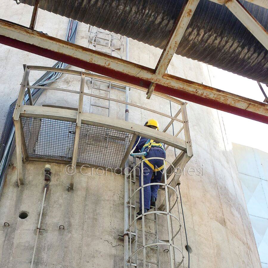 Ottana Energia: gli operai salgono sulla ciminiera per difendere il posto di lavoro