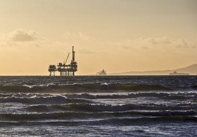 Una piattaforma petrolifera in mareUna piattaforma petrolifera in mare