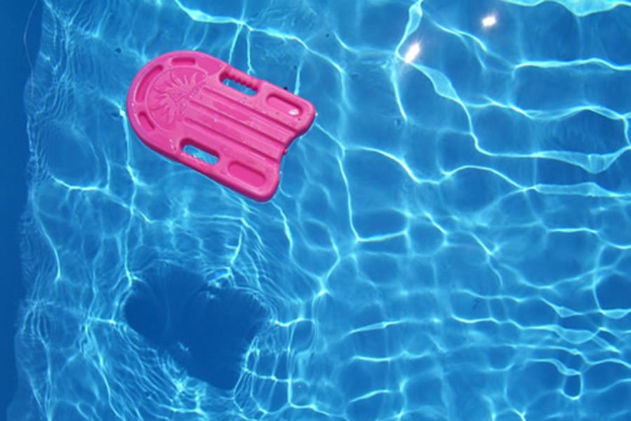 Anziano morto in piscina a Orosei: è probabile sia un malore la causa della caduta in piscina