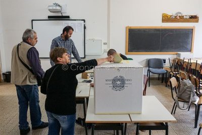 Nuoro, un momento del voto al referendum (foto S.Novellu)