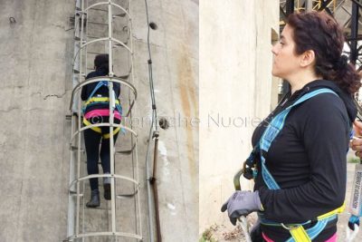 Le operaie prima e durante la risalita sulla ciminiera