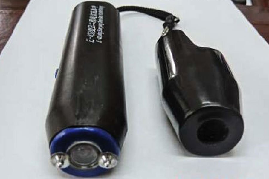 Oltre ad aver manomesso in contatore di corrente aveva in casa uno “storditore” elettrico illegale: denunciato