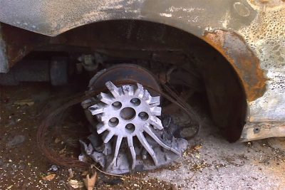 I resti di uno dei cerchi dell'Alfa 33