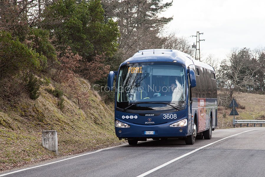 Incendio nel vano motore: attimi di paura a bordo di un pullman ARST