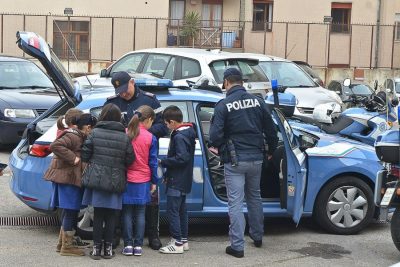 Gli alunni del Podda in visita alla Questura