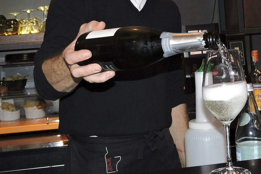 La Caletta: un bar cerca un addetto al banco