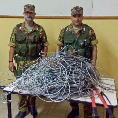 I Carabinieri col rame recuperato dopo il furto