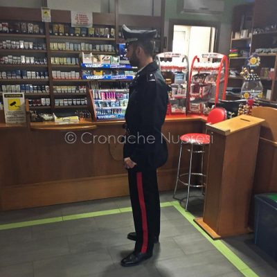 Macomer, i Carabinieri all'interno della tabaccheria subito dopo la rapina