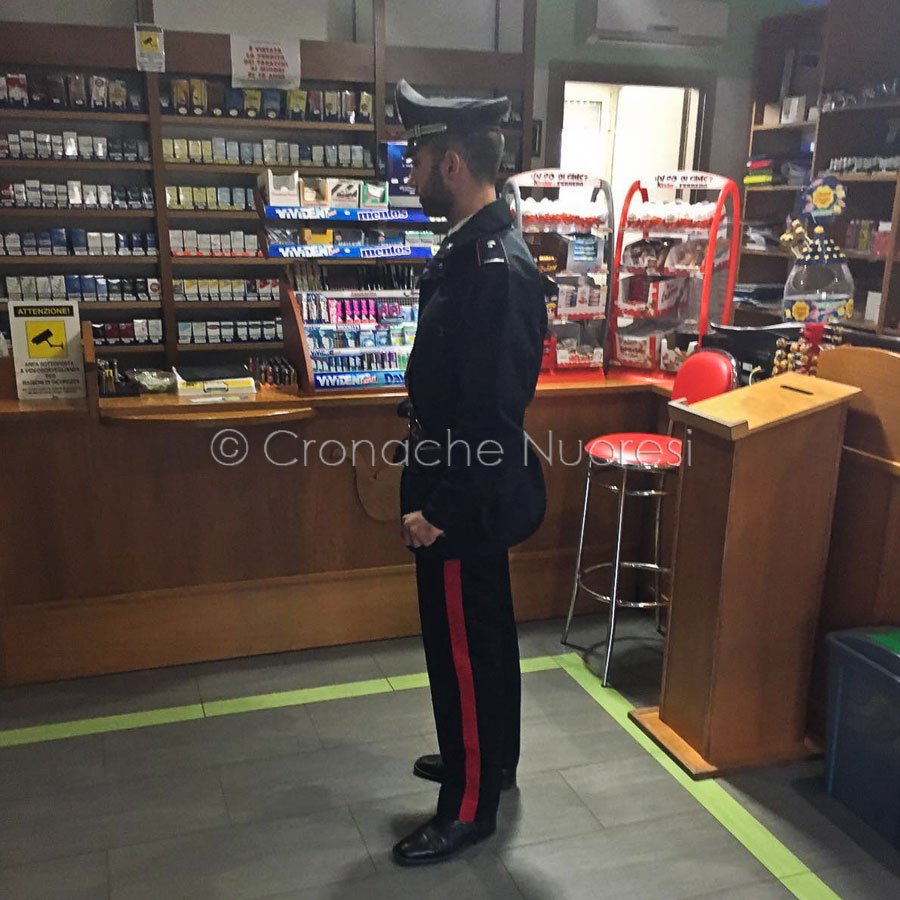 Maschera in viso e armi in pugno, rapinano tabaccheria e si danno alla fuga