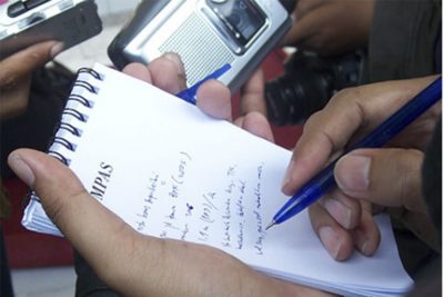 Giornalista con taccuino