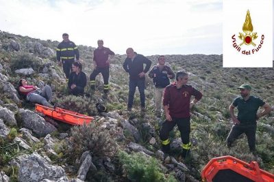 Un momento dei soccorsi alla donna ferita
