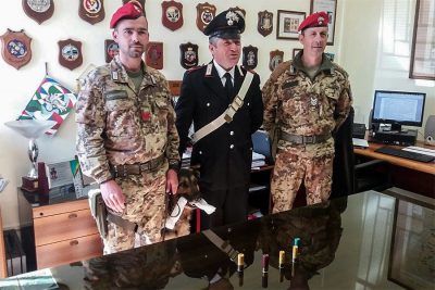 I Carabinieri con le cartucce sequestrate