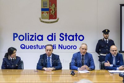 La conferenza stampa in Questura sugli arresti per i maltrattamenti (foto Cronache Nuoresi)