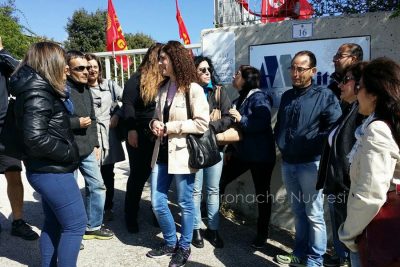 I lavortori di Idea Motore davanti ai cancelli dello stabilimento
