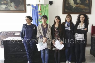 Il gruppo Mamas e l'assessore Valeria Romagna (foto Cronache Nuoresi)