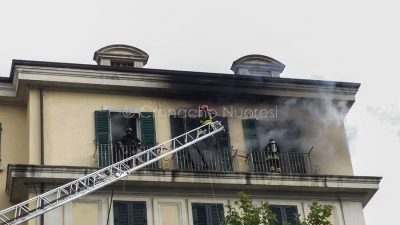 Nuoro, appartamento in fiamme in via Lamarmora (foto S.Novellu)